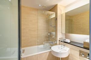 Bilik mandi di Apex Grassmarket Hotel