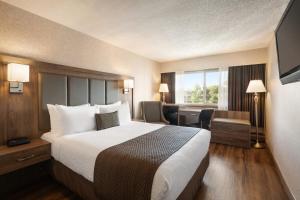 Tempat tidur dalam kamar di Days Inn by Wyndham Victoria On The Harbour