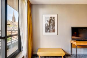 Televisyen dan/atau pusat hiburan di Apex Grassmarket Hotel