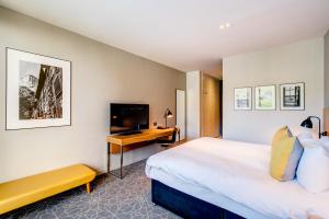 Televisyen dan/atau pusat hiburan di Apex Grassmarket Hotel