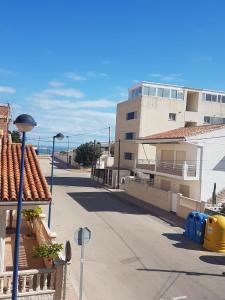 uma rua vazia em frente a um edifício em Piles playa em La Playa de la Torre de Piles