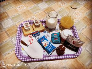 une table avec une assiette de nourriture et une carafe de lait dans l'établissement Villa Preziosa, à Portici