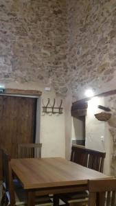 comedor con mesa de madera y sillas en Casa Rural Las Camilas- Sierra de Alcaraz, en Vianos