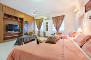 a living room with a large pink bed and a couch at Family Suite@DESA TEBRAU *IKEA *AEON *TESCO *HERO in Johor Bahru
