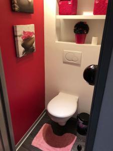 ディエップにある2 Place Louis Vitetの赤い壁のバスルーム(トイレ付)