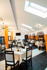 Restaurace v ubytování Pensiune Confort Morosanu