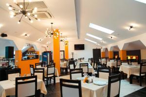 Restaurace v ubytování Pensiune Confort Morosanu