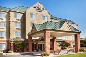 una vista frontale di un hotel con gazebo di Country Inn & Suites by Radisson, Lexington, VA a Lexington