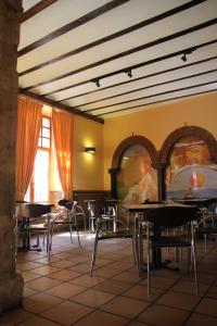 Un restaurante o sitio para comer en Hotel Fray Tomás