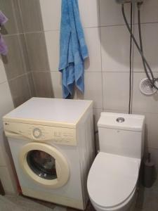 ゼレノグラーツクにあるSunny Kranzのバスルーム(洗濯機、トイレ付)