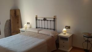 1 dormitorio con 1 cama y 2 luces en las mesas en Casa Rural Las Camilas- Sierra de Alcaraz, en Vianos
