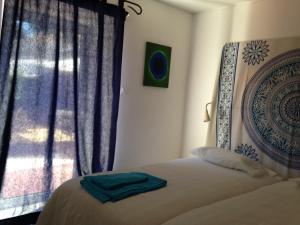 1 dormitorio con cama y ventana en Casa dos Limoeiros, en Santiago do Cacém