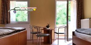 Llit o llits en una habitació de Pension Freizeitzentrum Sambachshof