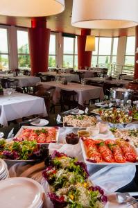 Restorāns vai citas vietas, kur ieturēt maltīti, naktsmītnē Favorita Golden Hotel e Eventos