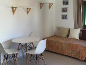 サン・フランセスク・ハヴィエルにあるSa Figueraのベッドルーム1室(ベッド1台、テーブル、椅子付)