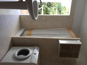 un piccolo bagno con wc in una stanza con finestra di Sa Figuera a Sant Francesc Xavier Altre 15 foto