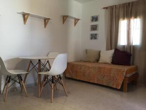 サン・フランセスク・ハヴィエルにあるSa Figueraのベッドルーム1室(ベッド1台、テーブル、椅子付)