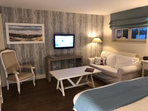 TV a/nebo společenská místnost v ubytování Bed & Breakfast Het Zilte Zand - luxe ontbijt - gratis parking - Westende Middelkerke