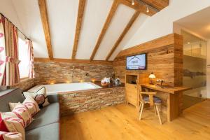 TV a/nebo společenská místnost v ubytování Alpinhotel Monte Superior - Silvretta Card Premium Betrieb