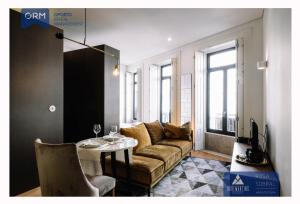 een woonkamer met een bank en een tafel bij ORM - Camões Apartment in Porto