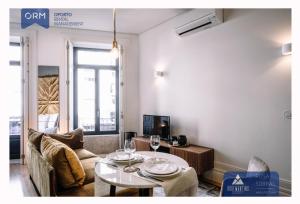 een woonkamer met een bank en een tafel bij ORM - Camões Apartment in Porto
