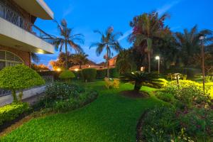 Ein Garten an der Unterkunft Hotel Chez Lando