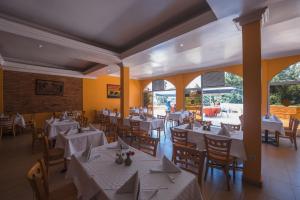 Ein Restaurant oder anderes Speiselokal in der Unterkunft Hotel Chez Lando 