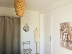 a room with a mannequin and a mirror at CosyStudio2 Site du Futuroscope in Jaunay-Marigny