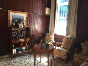 BALNEARIO LA ENCARNACIÓN في لوس الكاثاريس: غرفة معيشة مع طاولة وكرسي