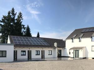 ein Gebäude mit Sonnenkollektoren auf dem Dach in der Unterkunft Hecht Apartments in Mallersdorf-Pfaffenberg