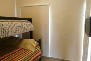 Katil dua tingkat atau katil-katil dua tingkat dalam bilik di Casa con alberca y laguna