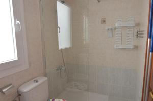a bathroom with a white toilet and a shower at Armonía Beach 17 in Arinaga
