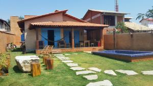 un patio trasero con una casa y un jardín con rocas en Casa Itamotinga, en Pirenópolis