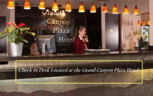 Canyon Plaza Premier Studio and Apartments في توسايان: رجل يقف خلف كونتر في مطعم