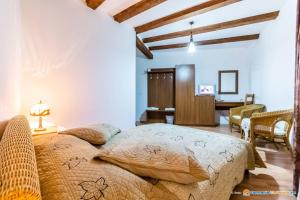DrăguşにあるPensiunea Casa Zmeilorのベッドルーム1室(ベッド1台付)、リビングルームが備わります。