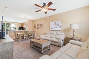 Ein Sitzbereich in der Unterkunft Orlando Resort Rentals at Universal Boulevard
