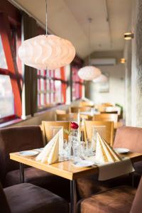 comedor con mesa de madera y sillas en Stryn Hotel en Stryn