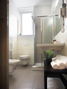 マテーラにあるLa Casettina nei Sassiのバスルーム(シャワー、洗面台、トイレ付)