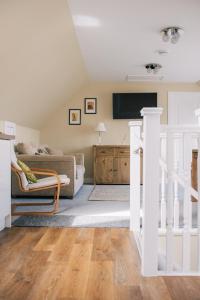 Sea Shimmer في بورتري: غرفة معيشة مع أريكة وتلفزيون
