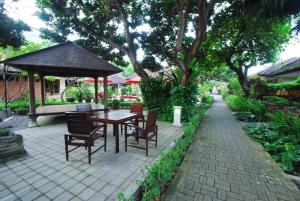 Zahrada ubytování Yulia Beach Inn Kuta