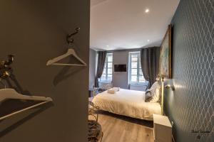 a bedroom with a bed and a closet in a room at Cocoon amoureux de Beaune in Beaune