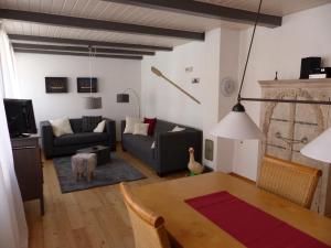 a living room with a couch and a table at Alter Krämerladen von 1732 in Friedrichstadt