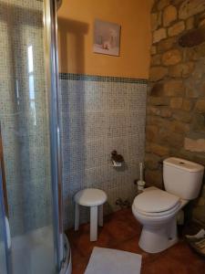 A bathroom at Casa Rural Juntana Még 37 kép