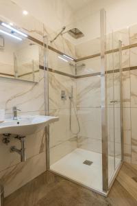 La salle de bains est pourvue d'une douche et d'un lavabo. dans l'établissement Casa Martina, à Castellammare di Stabia