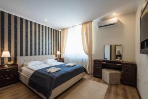 1 dormitorio con 1 cama grande y espejo en Pensiunea David, en Târgu Mureș