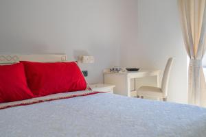 A bed or beds in a room at Lemon Factor Sorrento