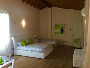 ein kleines Schlafzimmer mit einem Bett und einem Tisch in der Unterkunft B&B CORTE SANT'ANGELO in Passirano