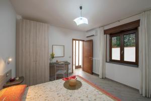 Ένα ή περισσότερα κρεβάτια σε δωμάτιο στο Sun Holiday House
