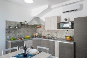 Η κουζίνα ή μικρή κουζίνα στο Sun Holiday House