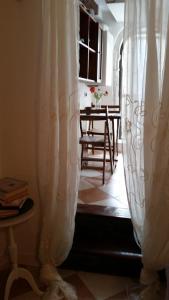 a room with a table and a white curtain at Appartamento Romantico in Venice